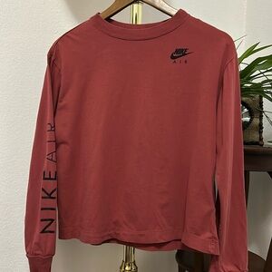 Nike women’s maroon long sleeve cropped shirt